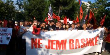 Protesta në Tiranë për gjuhën shqipe, studentët nisin marshimin drejt ambasadës së Maqedonisë së Veriut