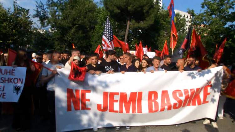 Protesta në Tiranë për gjuhën shqipe, studentët nisin marshimin drejt ambasadës së Maqedonisë së Veriut