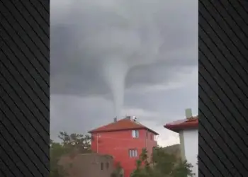 Tornado dhe breshër godasin Turqinë, të plagosur dhe dëme të shumta