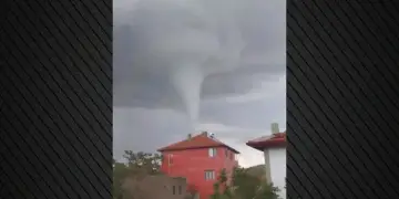 Tornado dhe breshër godasin Turqinë, të plagosur dhe dëme të shumta