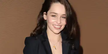 Emilia Clarke rrëfen betejën me dy hemorragji në tru: “Mendova se i kisha shpëtuar vdekjes”