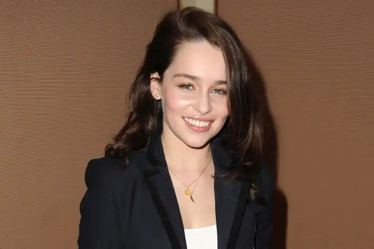 Emilia Clarke rrëfen betejën me dy hemorragji në tru: “Mendova se i kisha shpëtuar vdekjes”