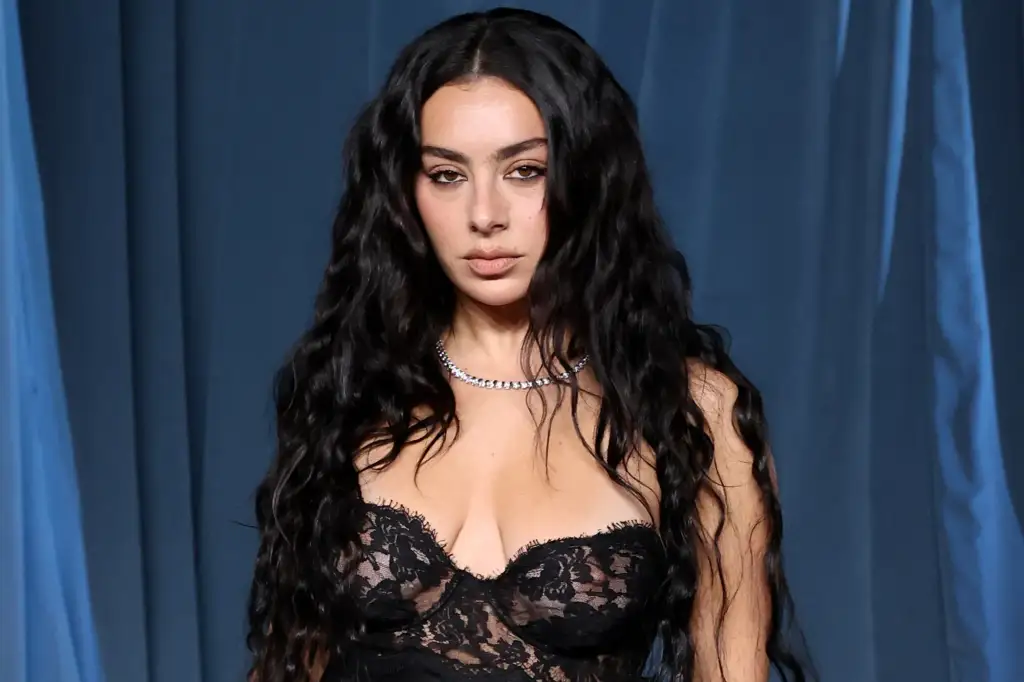 Charli XCX sfidon rregullat e bukurisë: pse zgjedh të mos heqë makeup-in pas festave?