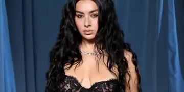 Charli XCX sfidon rregullat e bukurisë: pse zgjedh të mos heqë makeup-in pas festave?