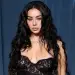 Charli XCX sfidon rregullat e bukurisë: pse zgjedh të mos heqë makeup-in pas festave?