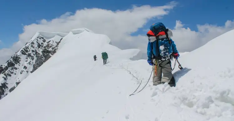 Rekord historik në Everest: 274 alpinistë ngjiten në një ditë