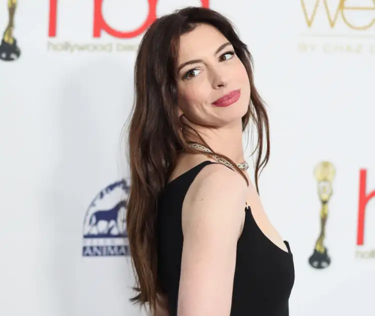 Anne Hathaway mohon ndërhyrjet estetike: “Gjithçka ishte stilim flokësh”