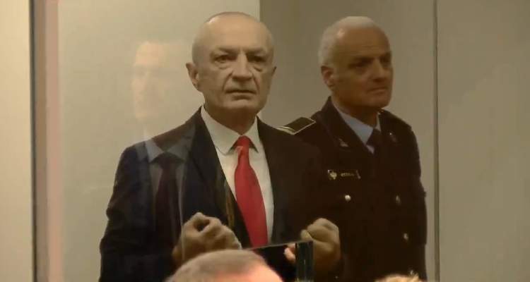 Pamja e Ilir Metës në gjyq ngjalli debat në rrjet, reagon Monika Kryemadhi
