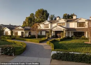Kylie Jenner ul çmimin e vilës luksoze në Hidden Hills vetëm një muaj pas listimit