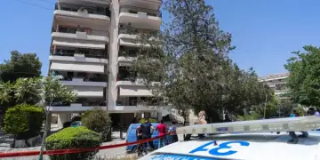 Vetëhidhen nga tarraca dy adoleshente në Athinë, dyshohet presioni i provimeve të maturës