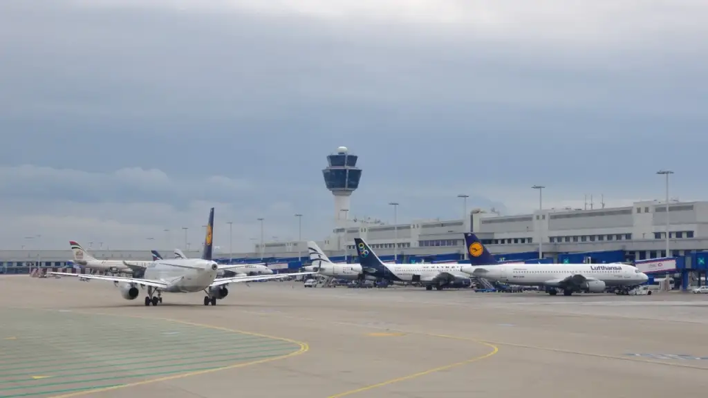 Panik në aeroportin e Athinës, avioni me 177 pasagjerë në bord bën ulje emergjente
