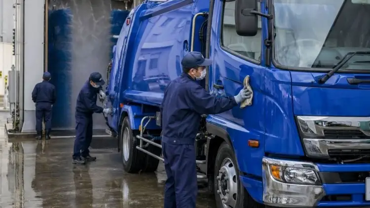 Pse japonezët i pastrojnë kamionët e tyre të mbeturinave çdo ditë: Sistemi që… na mahnit