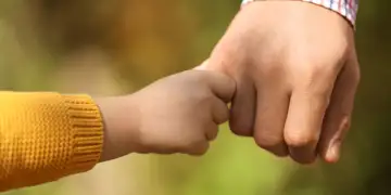 Itali/ Vendim historik: Gjykata e Barit njeh tre prindër për një fëmijë