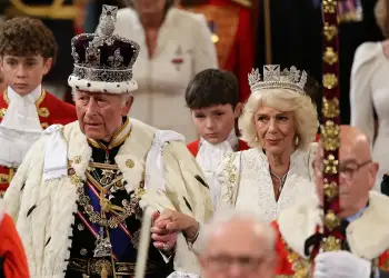 Kurora me mijëra diamante/ Dalja madhështore e Mbretit Charles në Parlament
