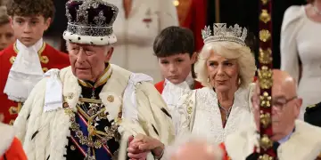 Kurora me mijëra diamante/ Dalja madhështore e Mbretit Charles në Parlament