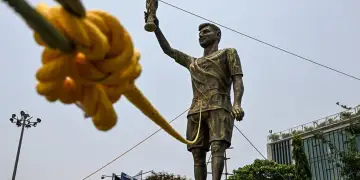 Statuja gjigante e Lionel Messi zhvendoset me urgjencë, frika nga rrëzimi për shkak të erës