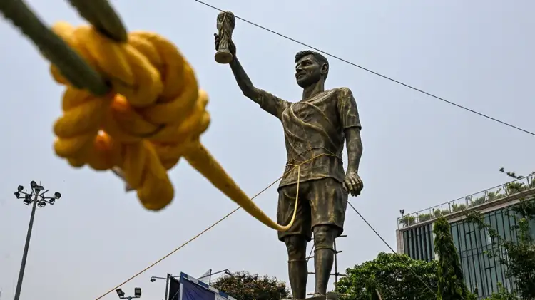Statuja gjigante e Lionel Messi zhvendoset me urgjencë, frika nga rrëzimi për shkak të erës