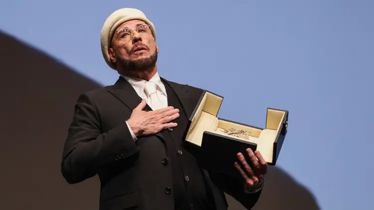 Momente prekëse në Kanë: John Travolta nuk mban dot lotët pas vlerësimit me Palmën e Artë