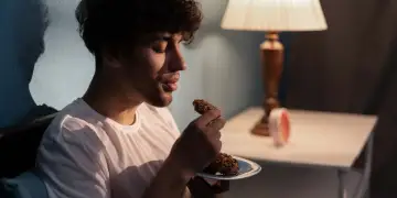 Kjo është ora më e keqe për të ngrënë snack, shton peshë dhe rrit sheqerin në gjak