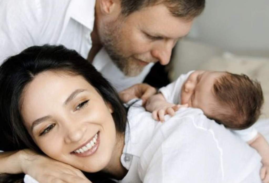 Një muaj pas lindjes së Aleksandrit, Princ Leka dhe Blerta ndajnë portretin familjar